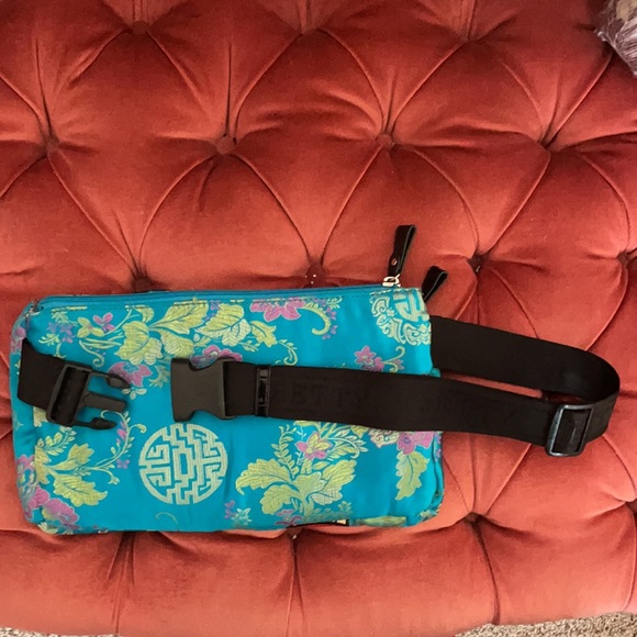 Betty Boop Fanny Pack - Picture 2 of 4